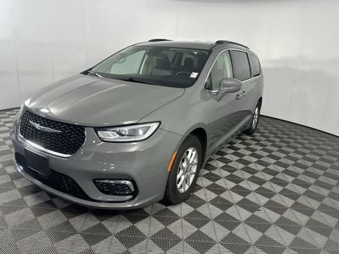 Used 2022 Chrysler Pacifica Touring-L FWD image 4