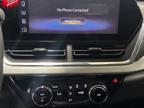 Used 2025 Chevrolet Trax LT FWD image 16