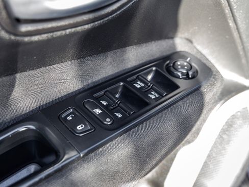 Used 2018 Jeep Renegade Latitude w/ Cold Weather Group AWD/4WD image 9