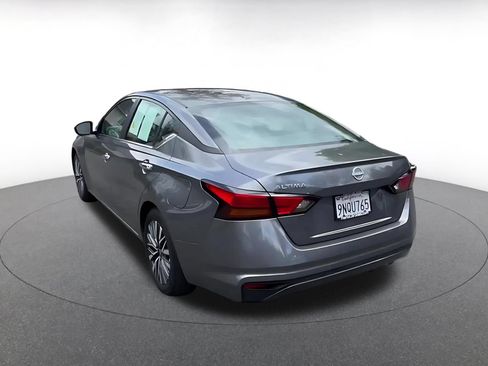 Used 2025 Nissan Altima 2.5 SV FWD image 9