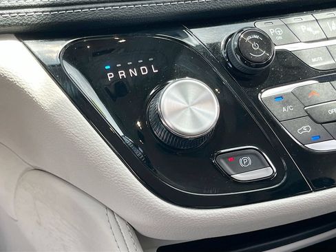 Used 2023 Chrysler Pacifica Limited FWD image 17