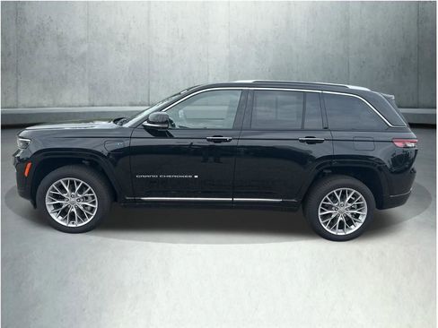 Used 2023 Jeep Grand Cherokee Summit w/ Luxury Tech Group V AWD/4WD image 2