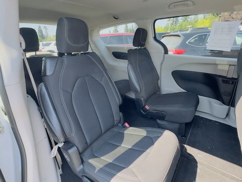 Used 2023 Chrysler Voyager LX image 10