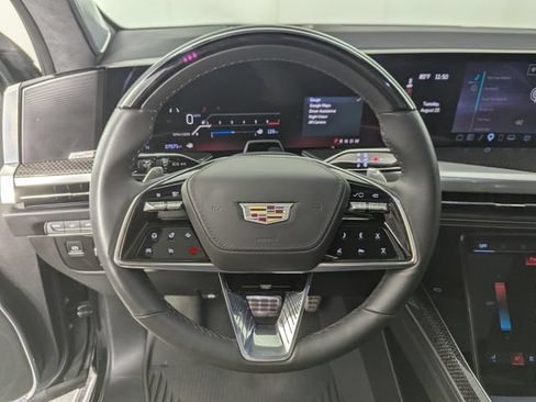 Used 2025 Cadillac Escalade ESV V AWD/4WD image 13