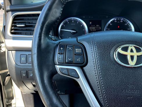 Used 2017 Toyota Highlander Limited Platinum FWD image 11
