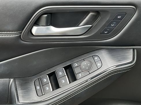 Used 2023 Nissan Rogue SL w/ SL Premium Package image 13