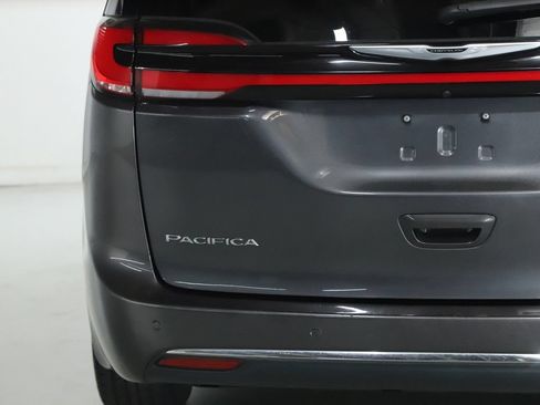 Used 2023 Chrysler Pacifica Touring-L FWD image 42