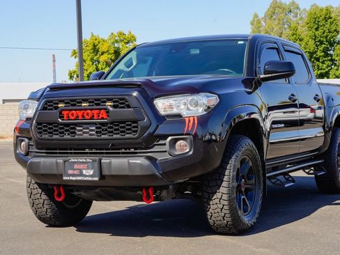 Used 2022 Toyota Tacoma SR5 RWD image 2