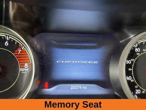 Used 2022 Jeep Cherokee Limited image 14