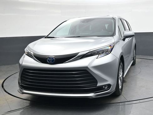 Used 2025 Toyota Sienna XLE image 9