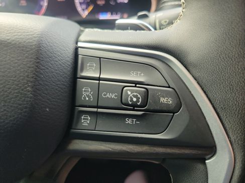 Used 2023 Jeep Grand Cherokee Limited w/ Black Appearance Package AWD/4WD image 18