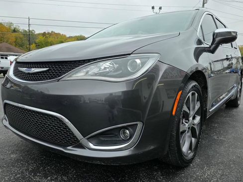 Used 2017 Chrysler Pacifica Limited w/ UConnect Theater Package image 2