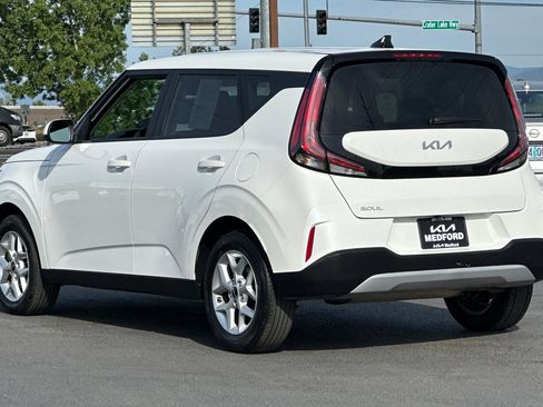 Used 2025 Kia Soul LX w/ LX Technology Package FWD image 7