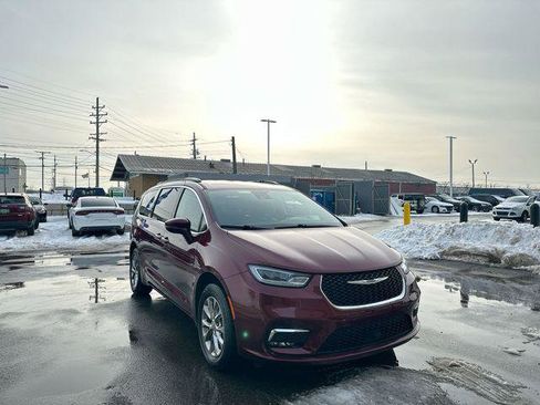 Certified 2022 Chrysler Pacifica Touring-L image 11