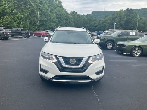 Used 2019 Nissan Rogue SV FWD image 2