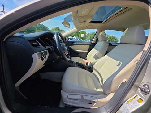 Used 2016 Volkswagen Jetta SE FWD image 3