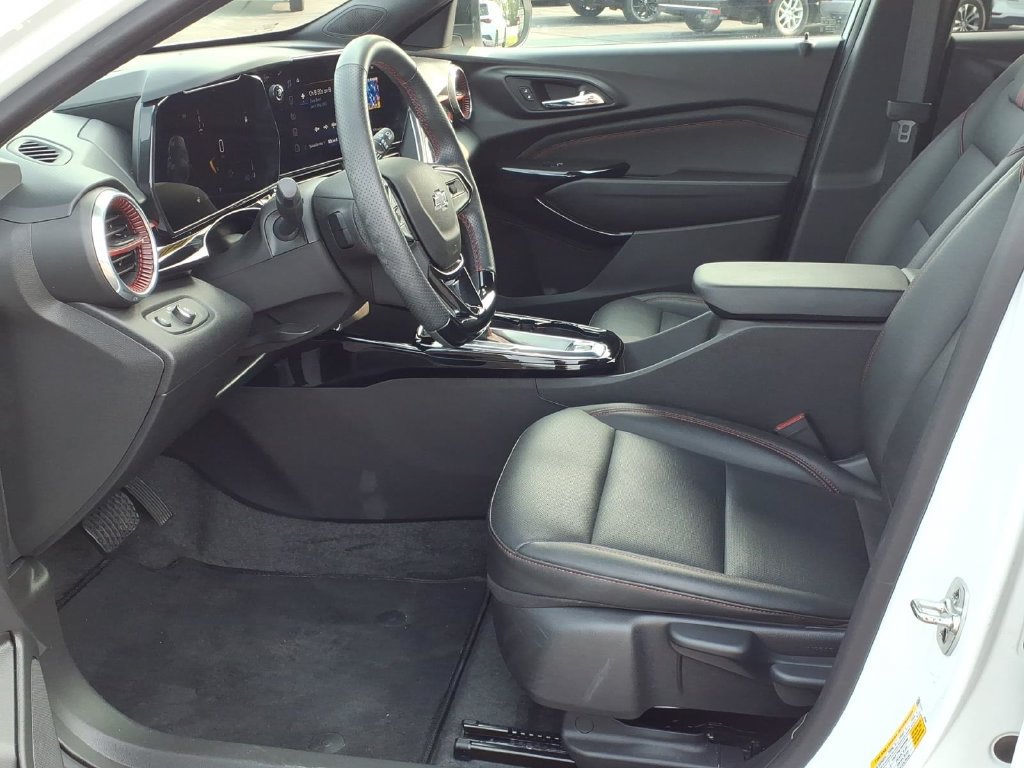 Used 2025 Chevrolet Trax RS w/ Driver Confidence Package FWD image 8