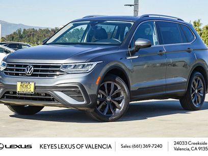 Used 2023 Volkswagen Tiguan SE w/ Panoramic Sunroof Package