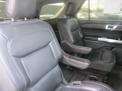 Used 2021 Ford Explorer XLT w/ Equipment Group 202A image 24
