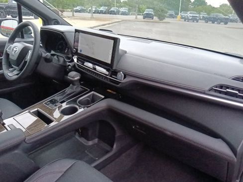 Used 2025 Toyota Sienna Platinum AWD/4WD image 37
