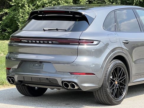 Certified 2025 Porsche Cayenne S image 9