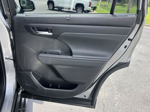 Used 2023 Toyota Highlander XLE FWD image 31