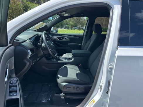 Used 2022 Chevrolet Traverse LT FWD image 15