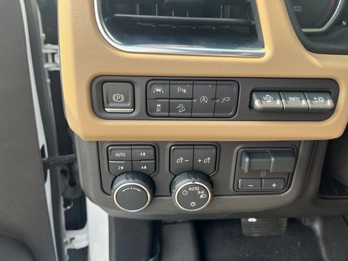 Used 2021 Chevrolet Tahoe Premier w/ Premium Package AWD/4WD image 12