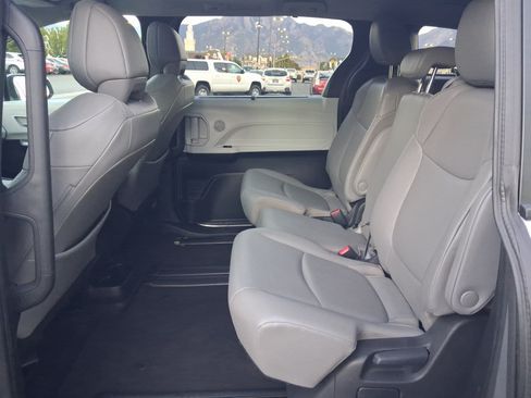 Used 2025 Toyota Sienna XLE FWD image 25