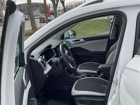 New 2026 Volkswagen Taos SE image 7