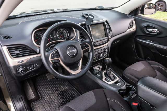 Used 2015 Jeep Cherokee Latitude w/ Comfort/Convenience Group AWD/4WD image 46