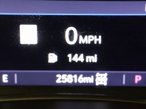 Used 2023 GMC Acadia SLT w/ Elevation Edition image 13