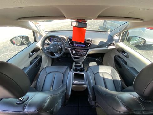 Used 2024 Chrysler Pacifica Touring-L FWD image 23