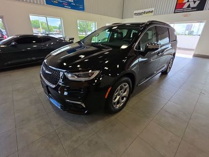 Used 2023 Chrysler Pacifica Limited
