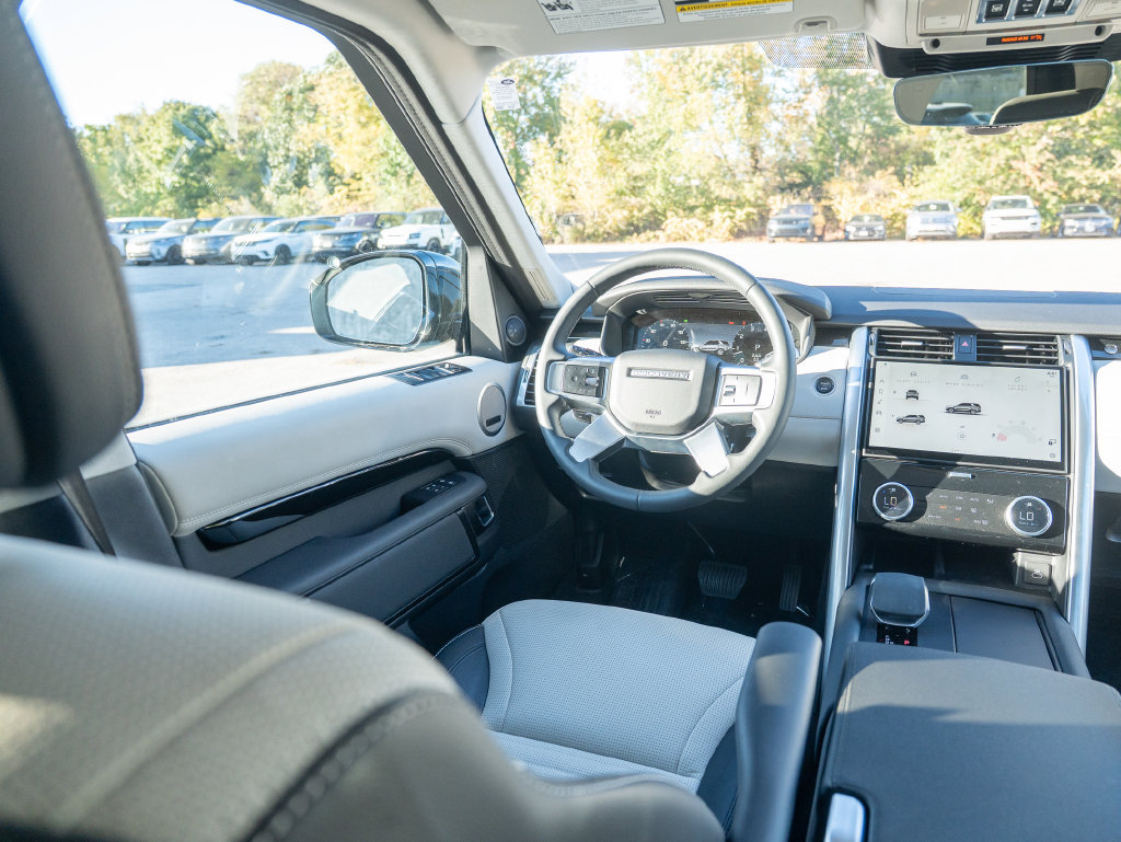 Certified 2025 Land Rover Discovery S AWD/4WD image 19
