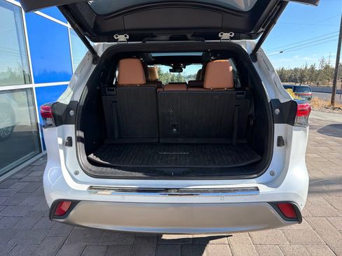 Used 2022 Toyota Highlander Platinum AWD/4WD image 9