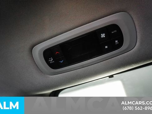 Used 2024 Chrysler Pacifica Touring-L image 51