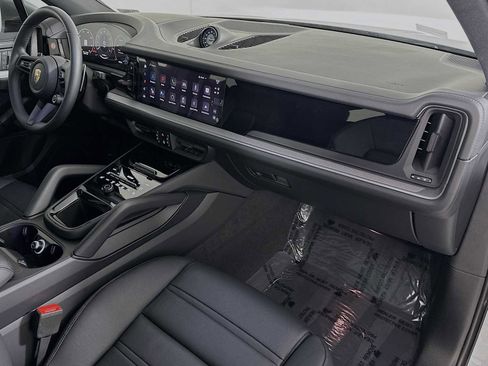 Certified 2025 Porsche Cayenne image 30