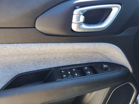 Used 2022 Jeep Compass Latitude image 17