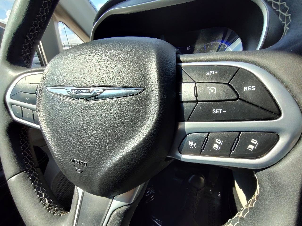 Used 2023 Chrysler Pacifica Touring-L FWD image 20