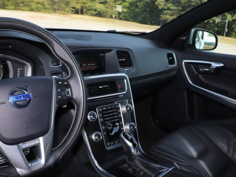 Used 2016 Volvo S60 T5 R-Design FWD image 9