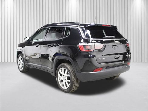 Certified 2022 Jeep Compass Latitude w/ Sun and Sound Group AWD/4WD image 5