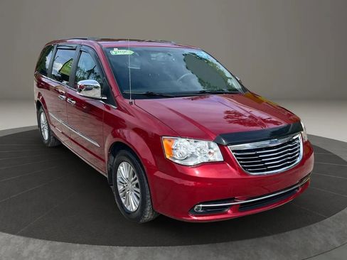 Used 2015 Chrysler Town & Country Touring-L w/ Driver Convenience Group FWD image 1