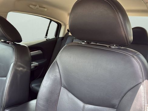 Used 2009 Chrysler Sebring Touring w/ Electronics Convenience Group FWD image 7