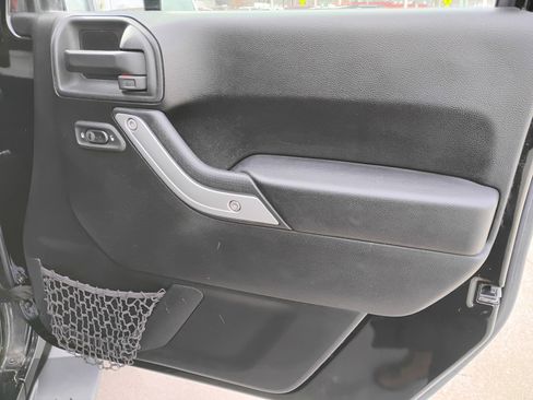 Used 2016 Jeep Wrangler Unlimited Sahara AWD/4WD image 17