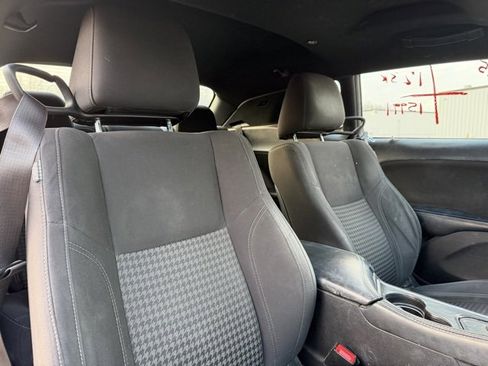 Used 2015 Dodge Challenger SXT image 7