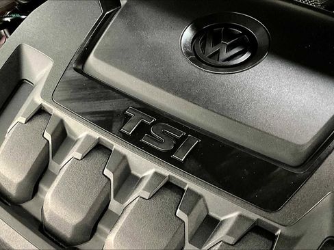 Used 2024 Volkswagen Tiguan SE image 32