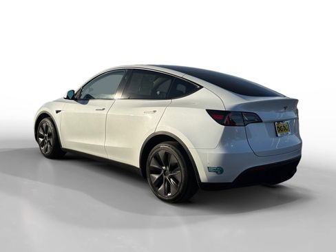 Used 2025 Tesla Model Y Long Range image 3