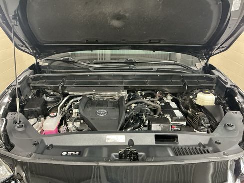 Used 2023 Toyota Highlander LE AWD/4WD image 18