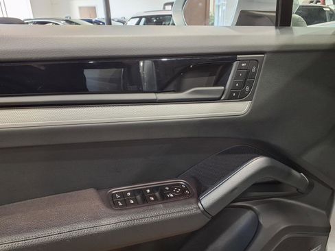 Used 2024 Porsche Cayenne AWD/4WD image 13